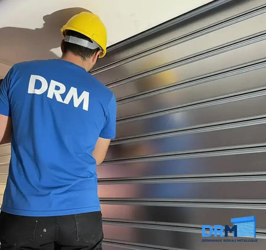 Technicien DRM Narbonne en intervention sur un rideau métallique